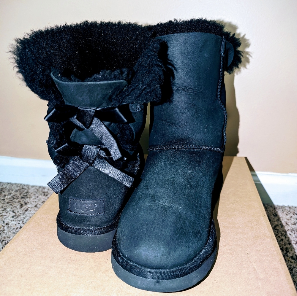 Women Black UGG with bow detail on back size 10